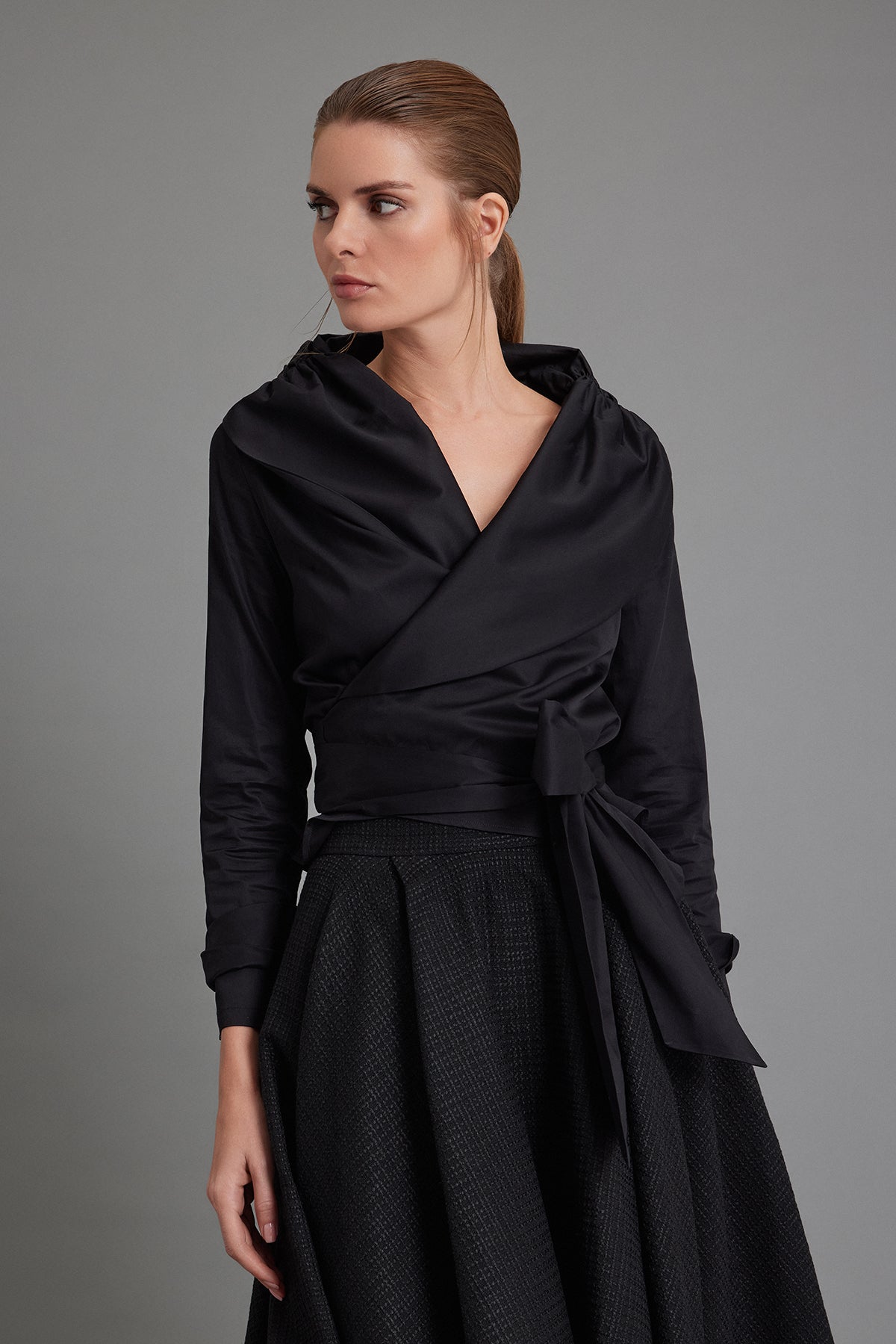 Siyah Saten Pamuk Devrik Yaka Bluz