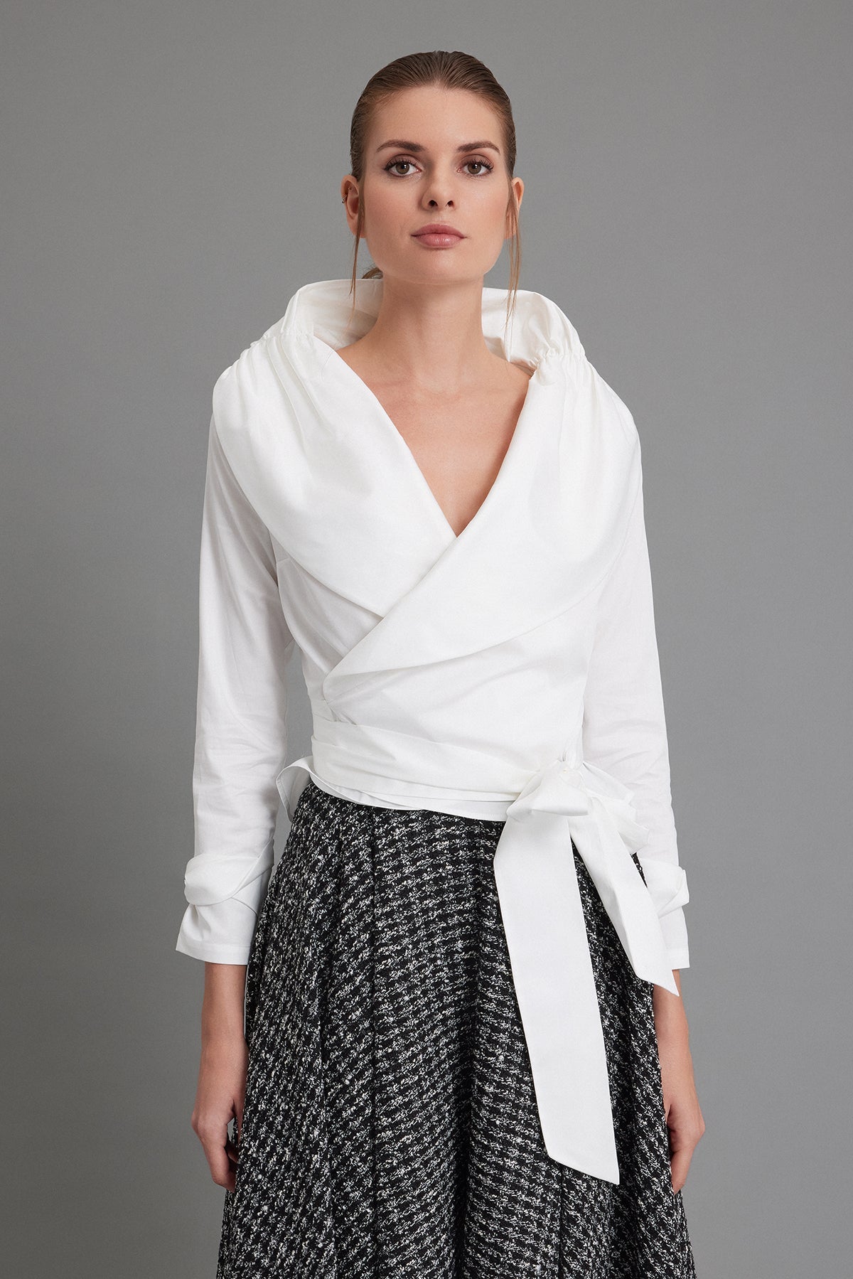 Beyaz Saten Pamuk Devrik Yaka Bluz