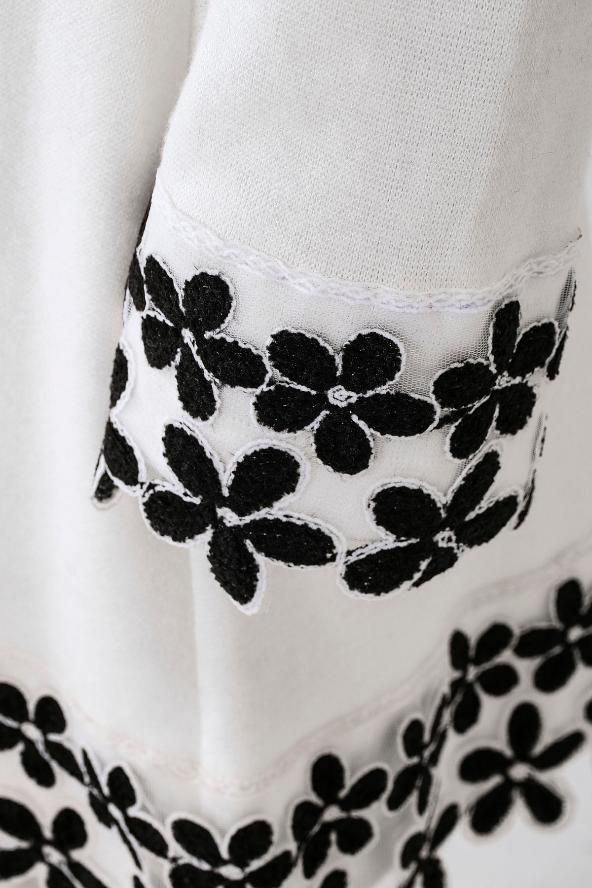 Beyaz Çiçek Aplikeli Kazak