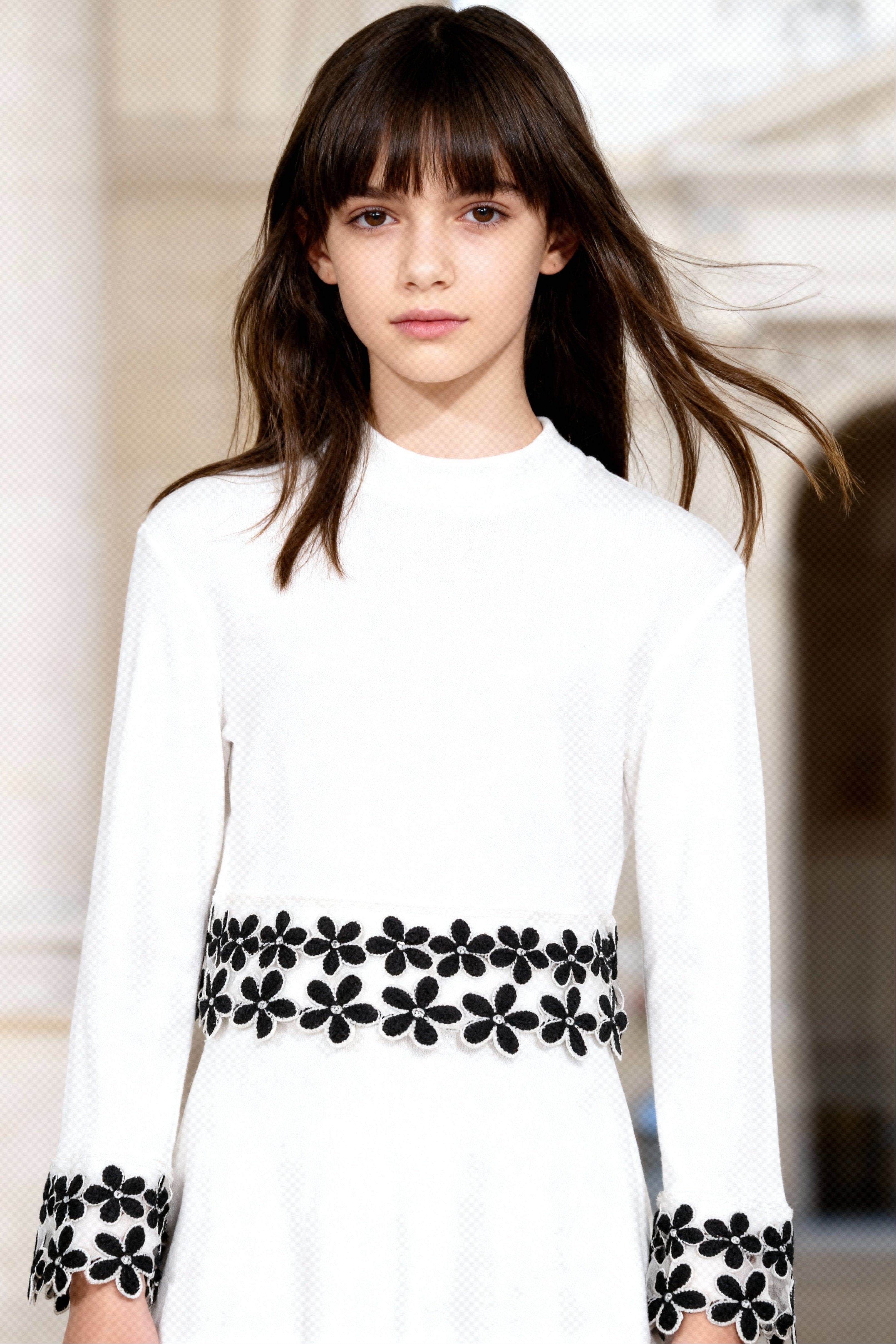 Beyaz Çiçek Aplikeli Kazak